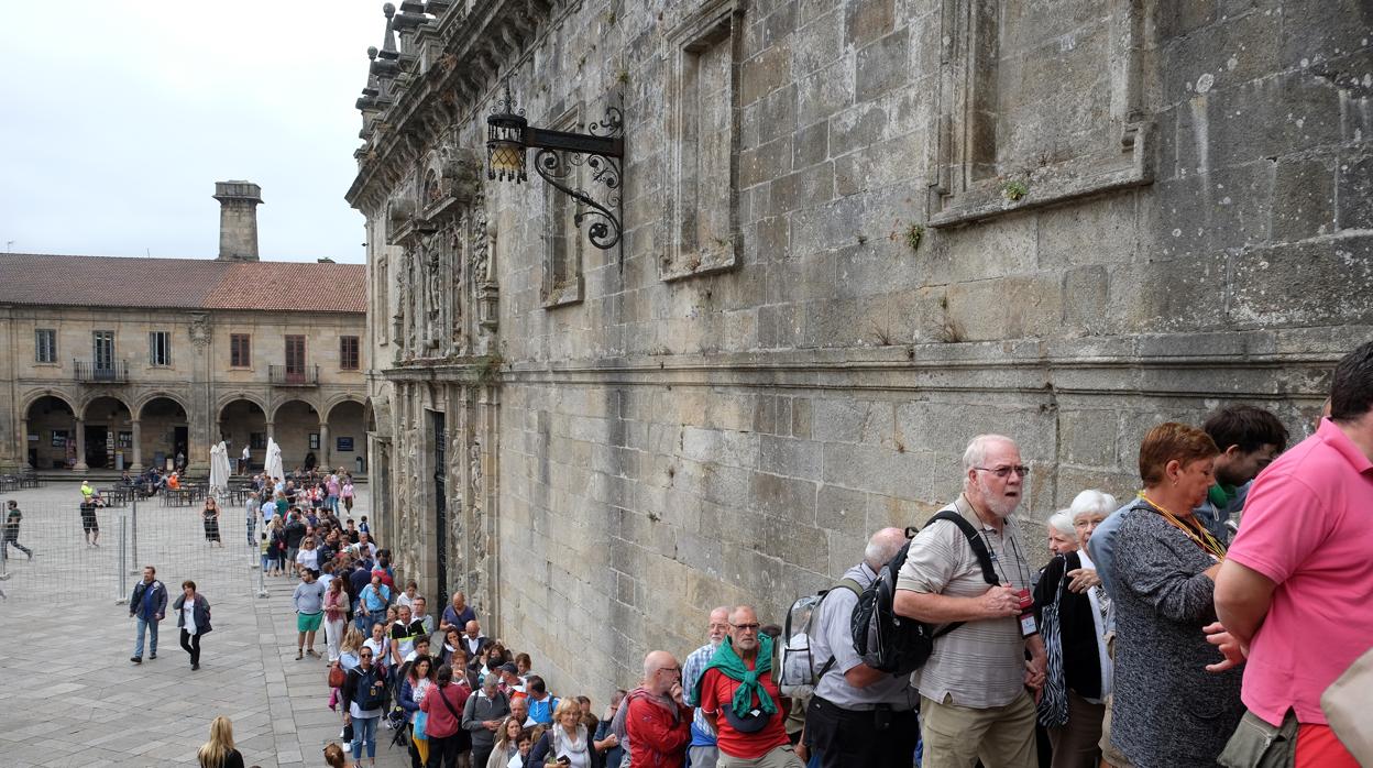 Turistas haciendo cola en los exteriores de la Catedral compostelana