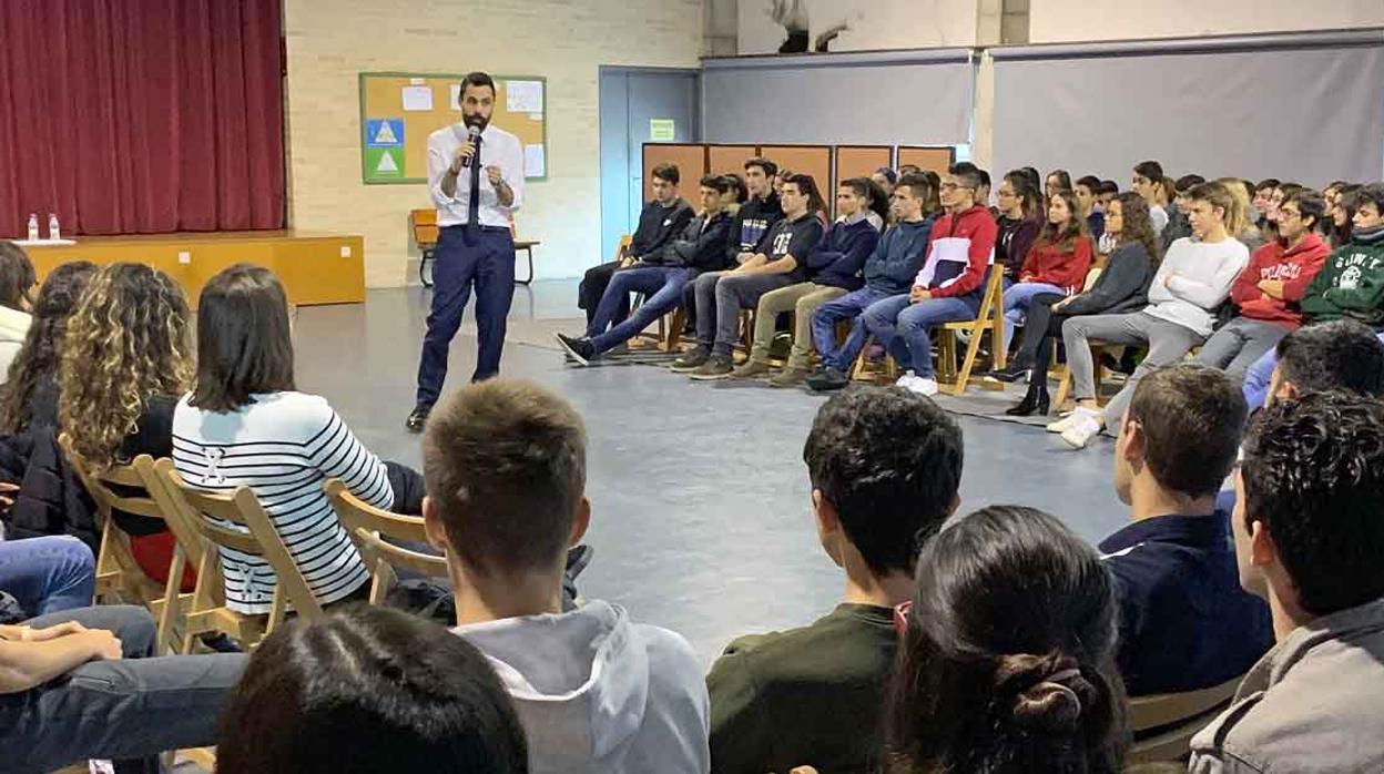 El presidente del Parlament, Roger Torrent, durante su charla con estudiantes