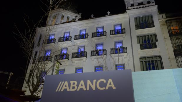 Un «histórico» fallo da la razón a miles de clientes en una demanda colectiva contra Abanca por cláusulas suelo