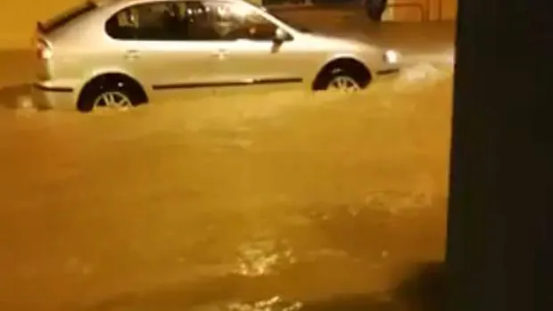 La lluvia deja 481 litros, desborda barrancos y colapsa las carreteras valencianas