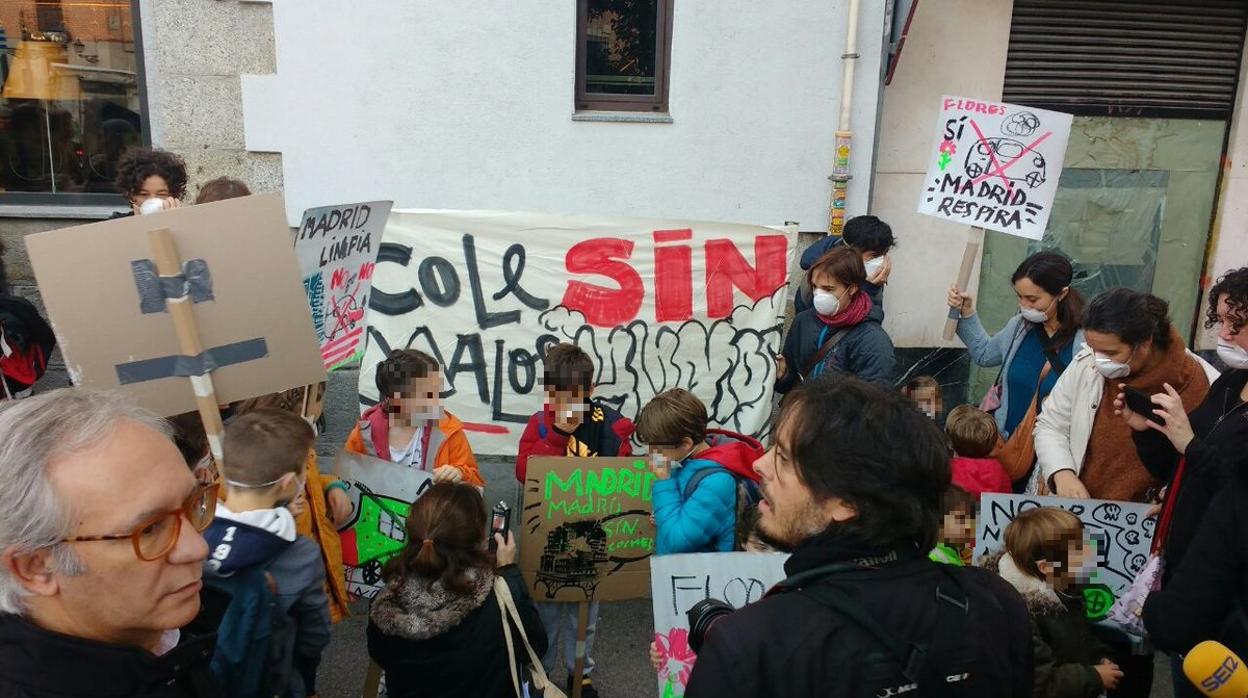 Alumnos del Colegio Nuestra Señora de La Paloma en una concentración a favor de Madrid Central