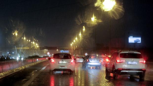 Hasta ocho kilómetros de retenciones para entrar a Valencia por culpa de las lluvias