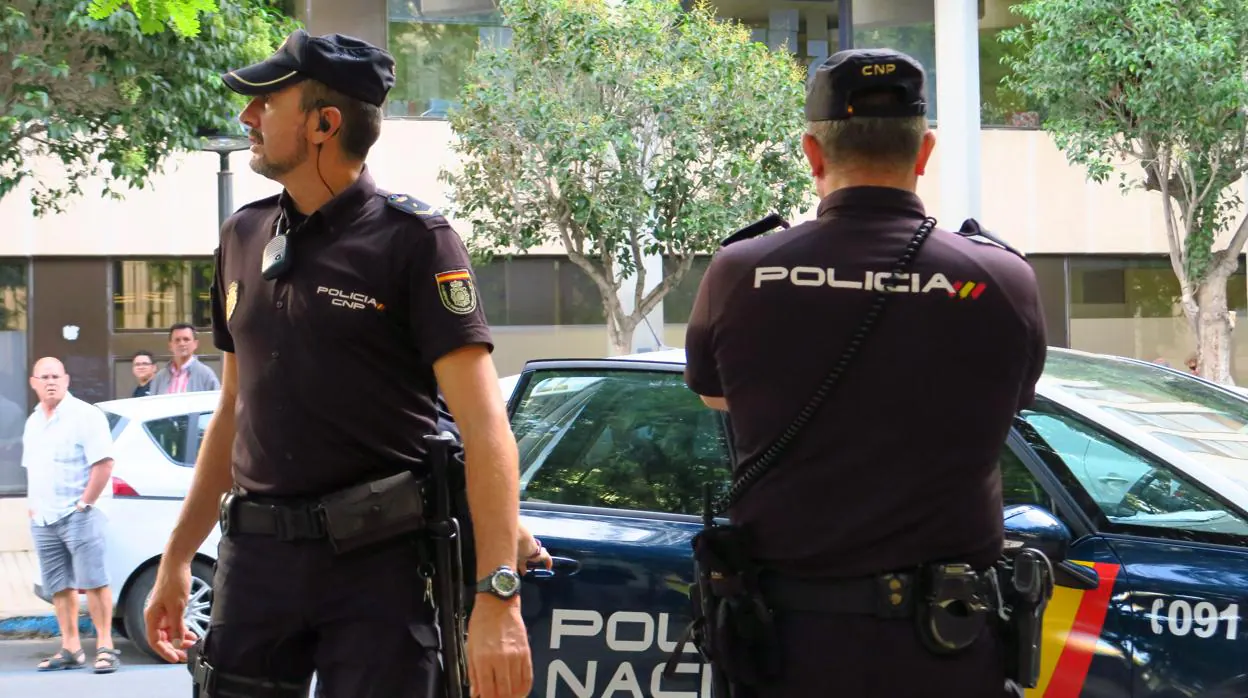 Agentes de la Policía Nacional en Alicante
