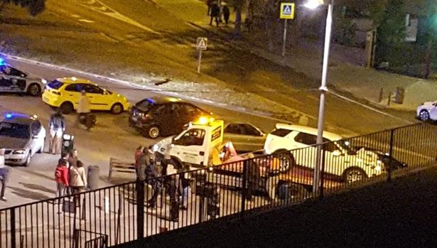 Un conductor ebrio pierde el control y choca contra siete coches en Ronda de Buenavista