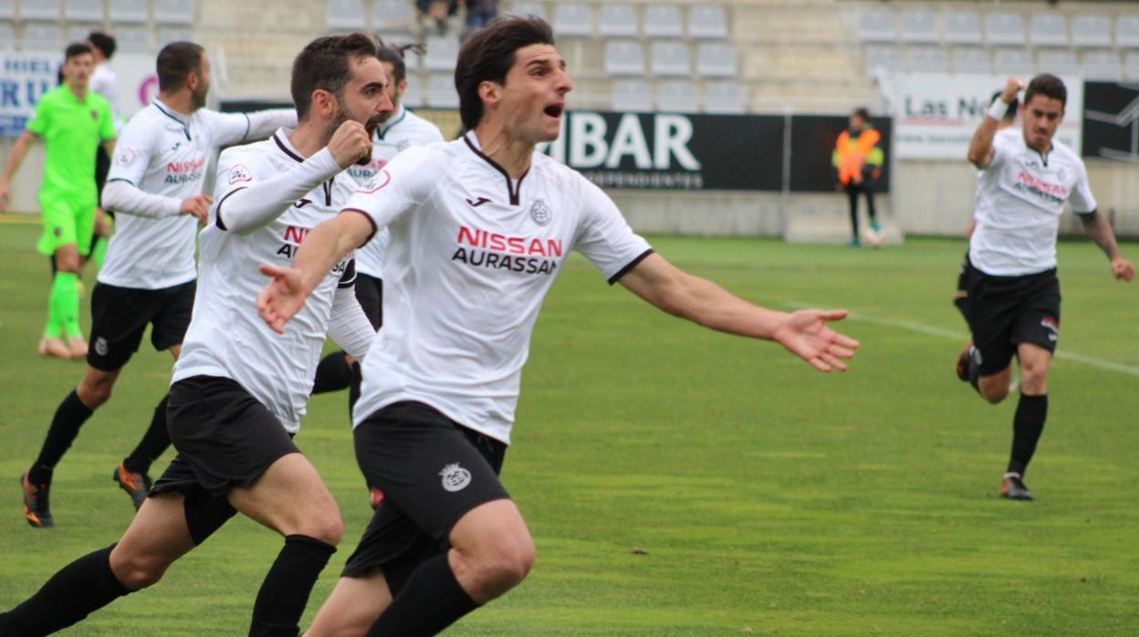 Jairo Cárcaba celebra el primer tanto de los blanquinegros, logrado en el minuto 50