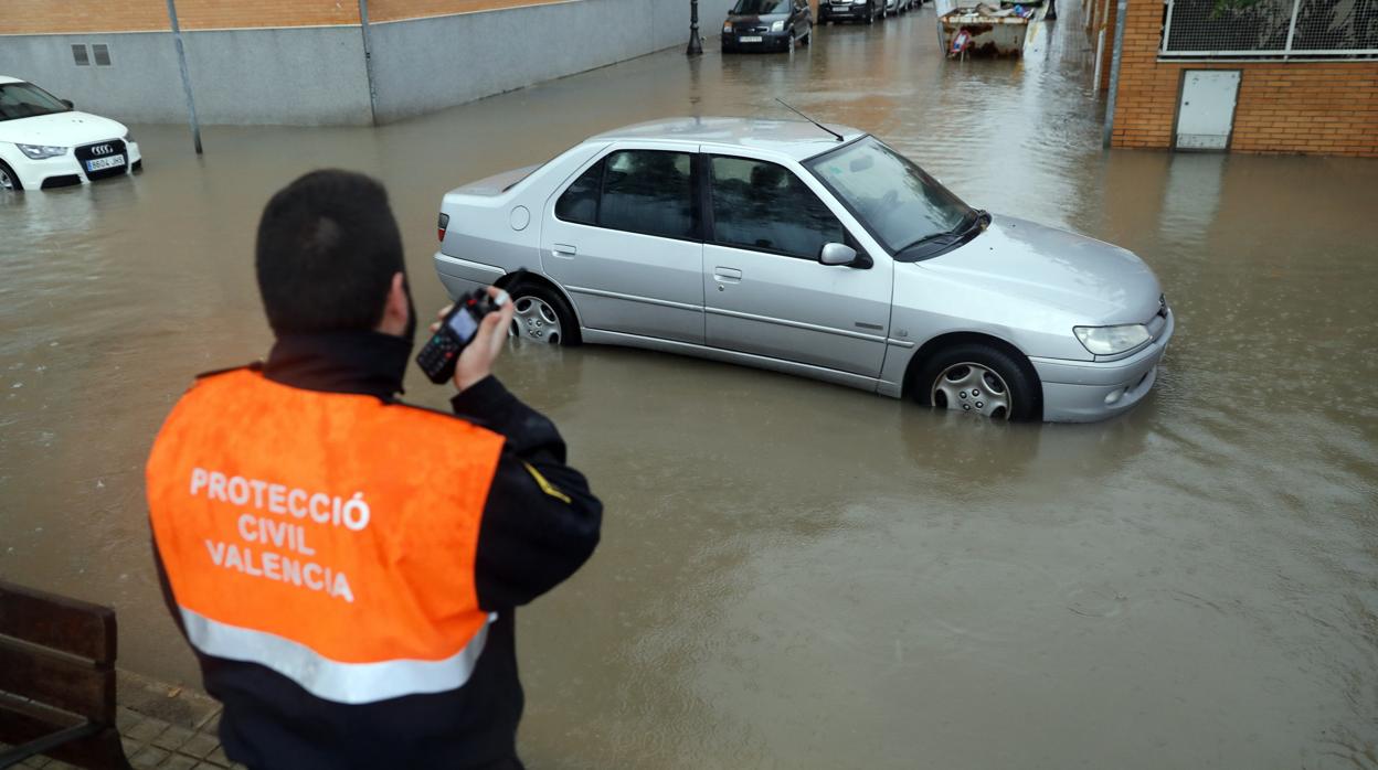 Imagen de una de las calles inundadas en Valencia