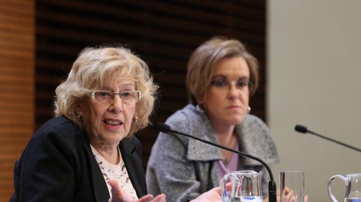 La alcaldesa Manuela Carmena y la portavoz socialista en el Ayuntamiento, Purificación Causapié