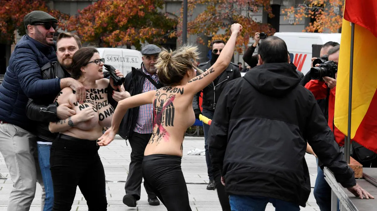 Momento en el que las integrantes de Femen irrumpieron en el acto de Falange