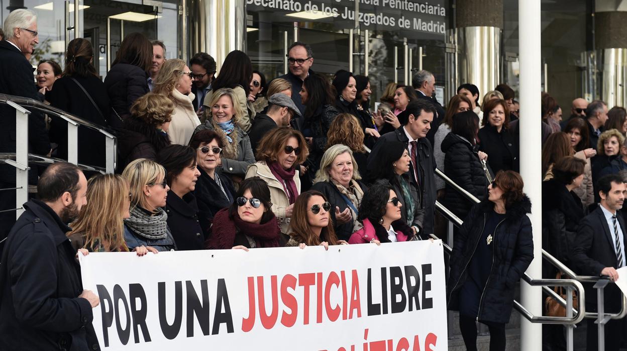 Concentración ante las sede de los juzgados de la Plaza de Castilla
