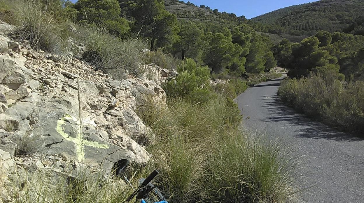 Lazo amarillo pintado sobre la roca en un acceso a la Sierra del Cid, en Petrer (Alicante)