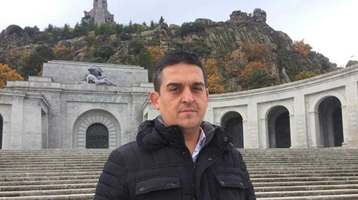 Imagen del senador Carles Mulet delante del Valle de los Caídos difundida por Compromís