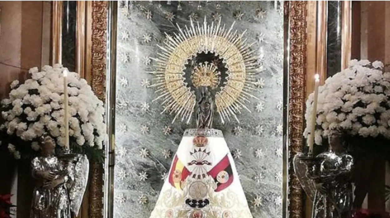 La Virgen del Pilar, con el manto de la Falange que lució este lunes durante una hora