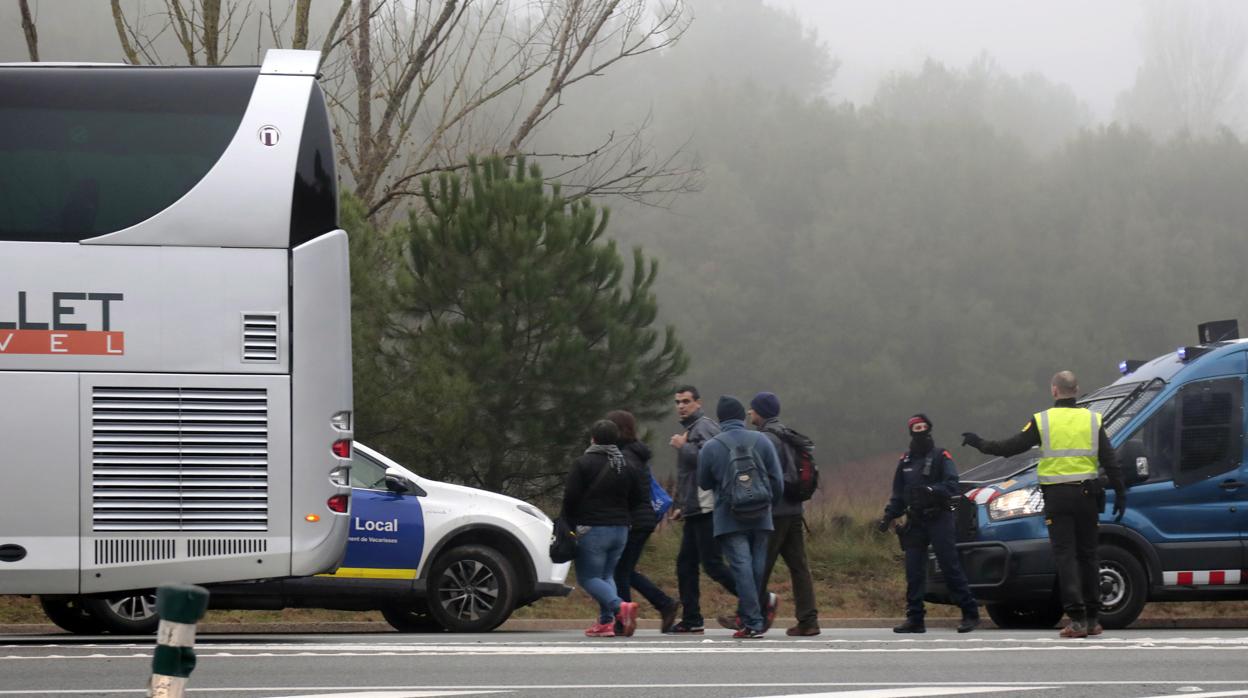 Varios pasajeros suben a un autobús lanzadera habilitado tras el descarrilamiento