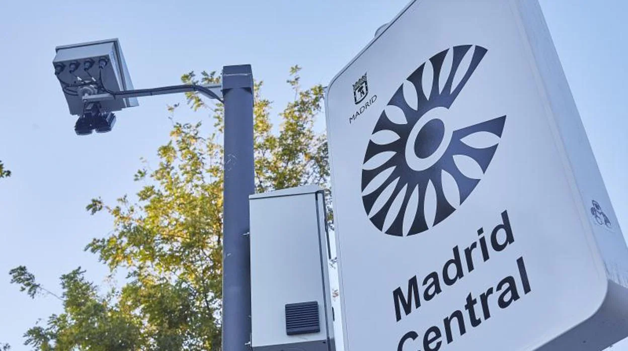 Una de las señales verticales y las cámaras que señalan el acceso a Madrid Central