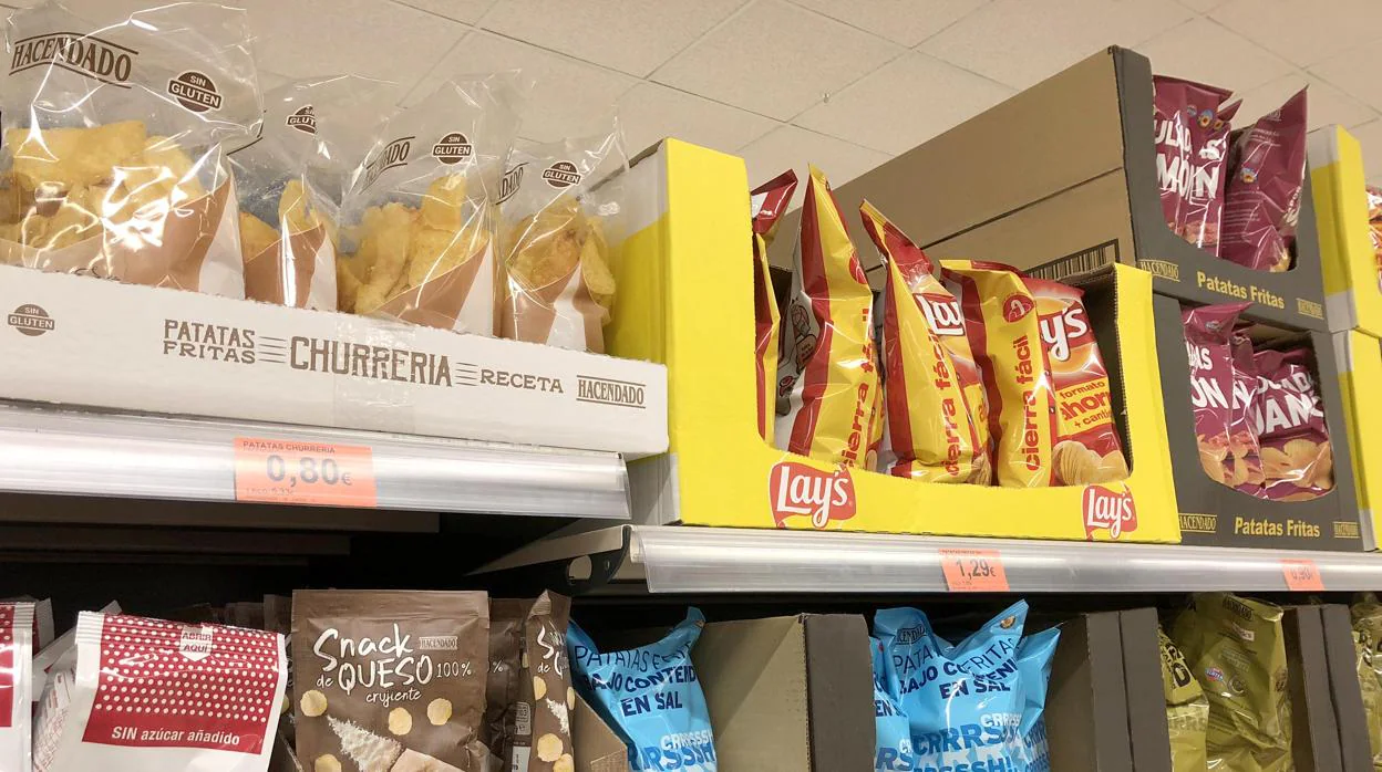 Imagen de uno de los lineales de patatas fritas de un supermercado de Mercadona