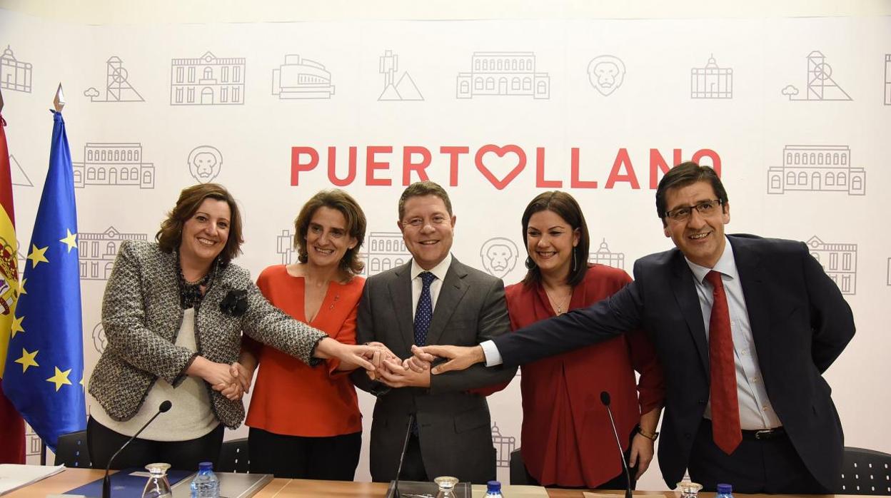 La consejera de Economía Patricia Franco; la ministra de Transición Ecológica, Teresa Ribera; el presidente regional, Emiliano García-Page; la alcaldesa de Puertollano, Maite Fernández, y el presidente de la Diputación de Ciudad Real, José Manuel Caballero