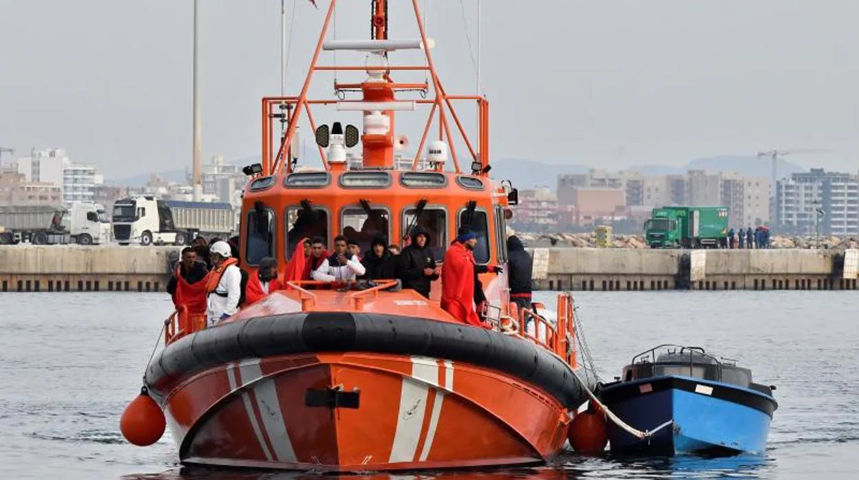 Traslado de 28 inmigrantes rescatados en aguas de Almería