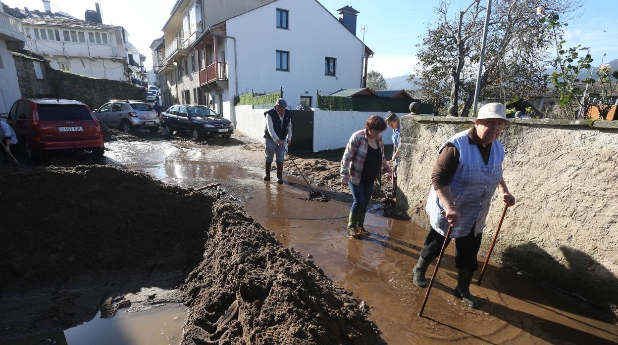 Vecinos y calles enlodadaS horas después de la riada