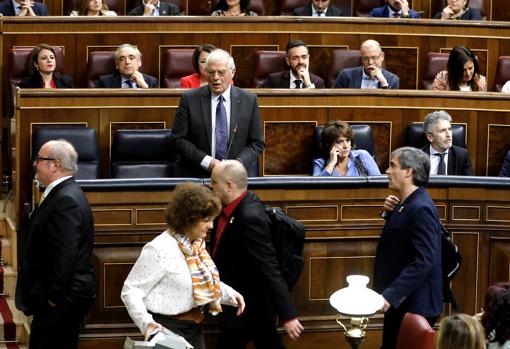 Borrell denuncia que un diputado de ERC le ha escupido cuando abandonaba el Pleno