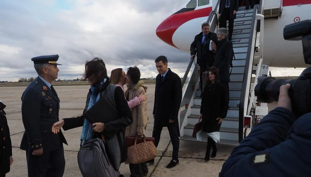 Sánchez y su séquito, en el momento de descender del Airbus que le ha trasladado a Valladolid
