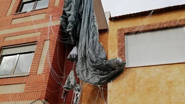 Un paracaidista sufre un desvanecimiento y cae sobre la fachada de edificio