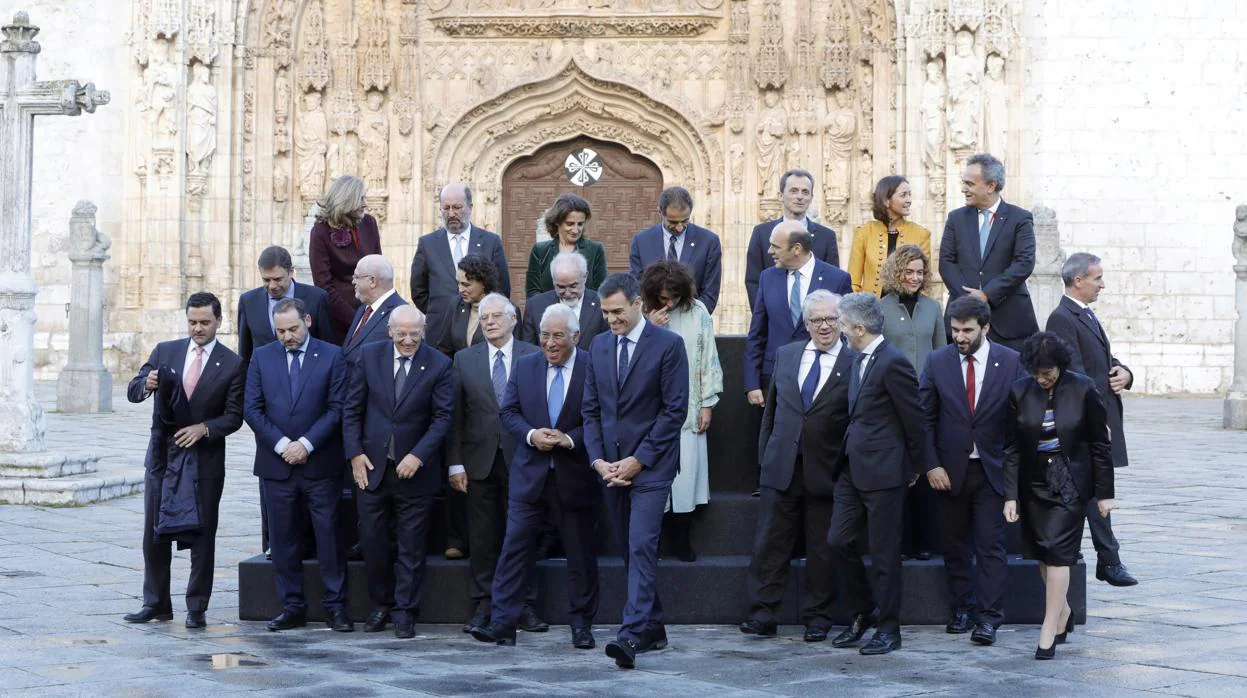Los gobiernos portugués y español posaron para la foto de familia frente a la Iglesia de San Pablo, en Valladolid