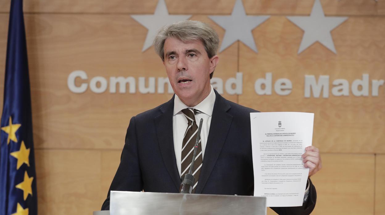 El presidente regional Ángel Garrido muestra el recurso interpuesto contra Madrid Central