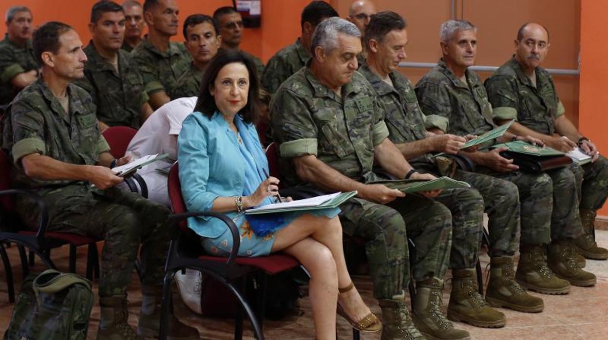 a ministra de Defensa, Margarita Robles, en una visita la Base San Jorge de Zaragoza