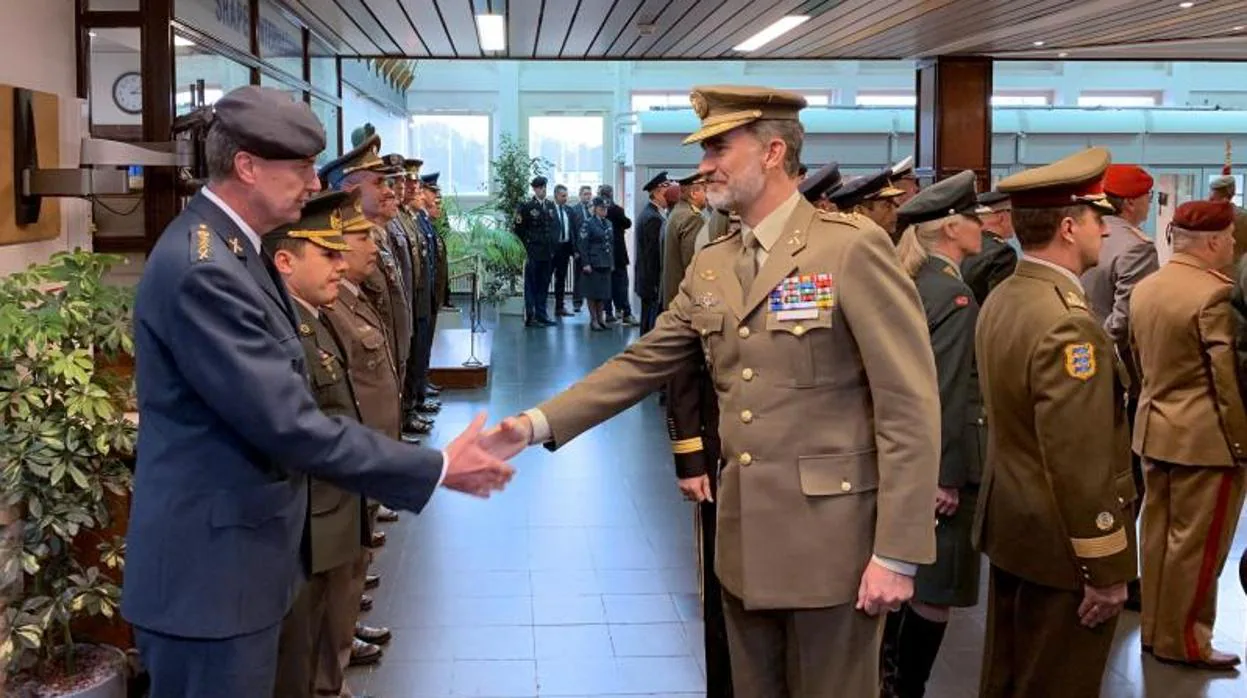Don Felipe saluda al personal del cuartel general de la OTAN en Mons (Bélgica)