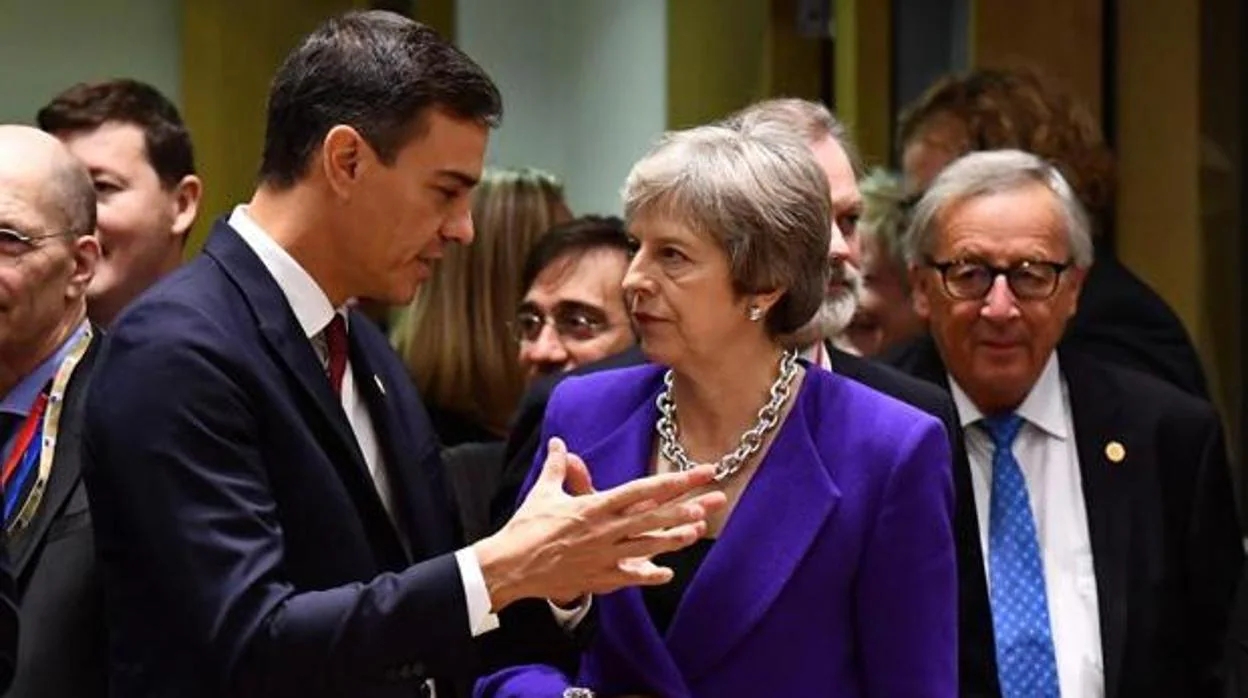 Sánchez y Theresa May charlan en Bruselas, en una imagen de archivo