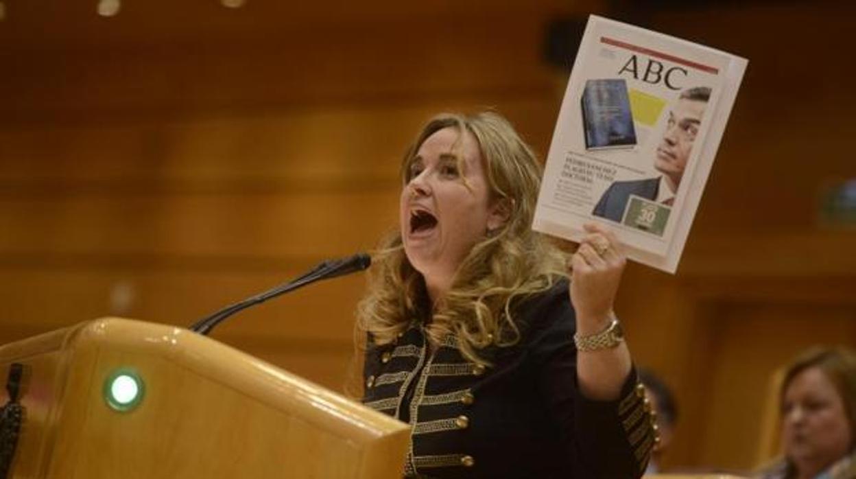 Cristina Ayala, coportavoz del PP muestra la portada de Sánchez sobre el plagio en su tesis doctoral