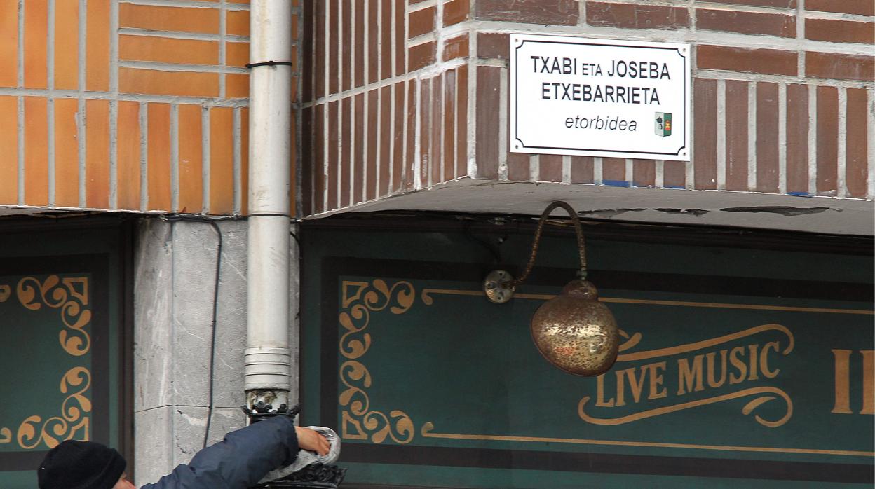 Una placa de una calle del municipio de Lejona, en honor a los etarras Txabi y Joseba Etxebarrieta, hermanos