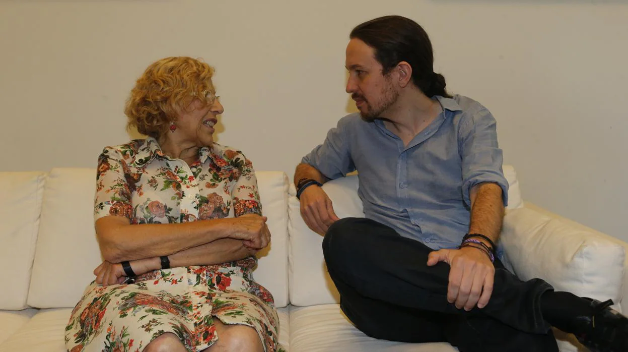 La alcaldesa de Madrid, Manuela Carmena, y el secretario general de Podemos, Pablo Iglesias
