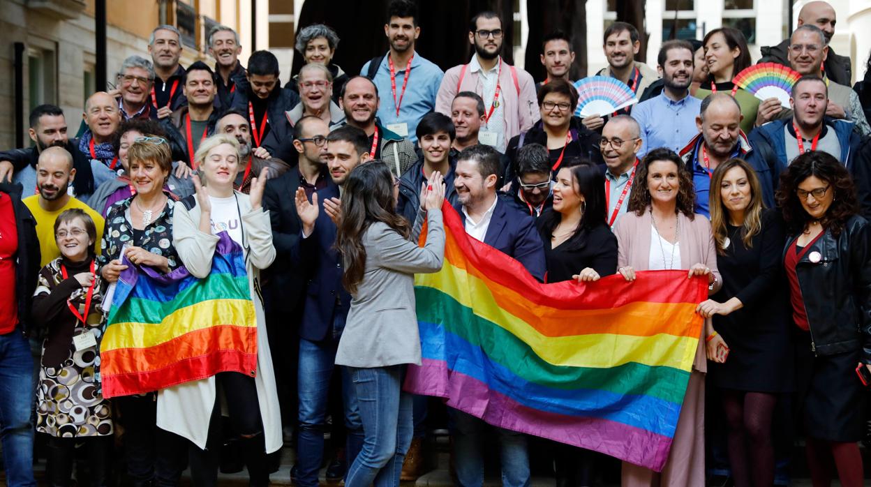 Diputados y miembros de grupos y de colectivos LGTBI durante la foto de familia tras el pleno de Les Corts Valencianes que ha aprobado este miércoles la ley de igualdad de las personas LGTBI