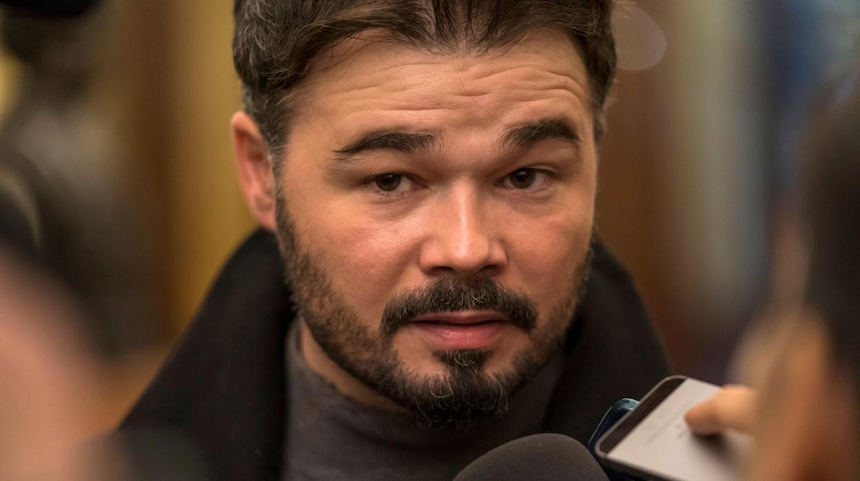 El diputado de ERC, Gabriel Rufián, atendiendo ayer a los medios en los pasillos del Congreso