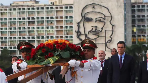 Pedro Sánchez en la ofrenda floral a José Martí en la plaza de la Revolución