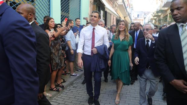 Sánchez se pasea por Cuba en mangas de camisa en pleno contencioso con Reino Unido por Gibraltar