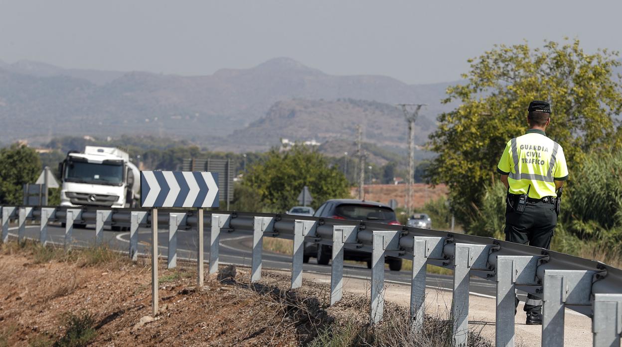 Imagen de archivo de la Guardia Civil en una carretera valenciana