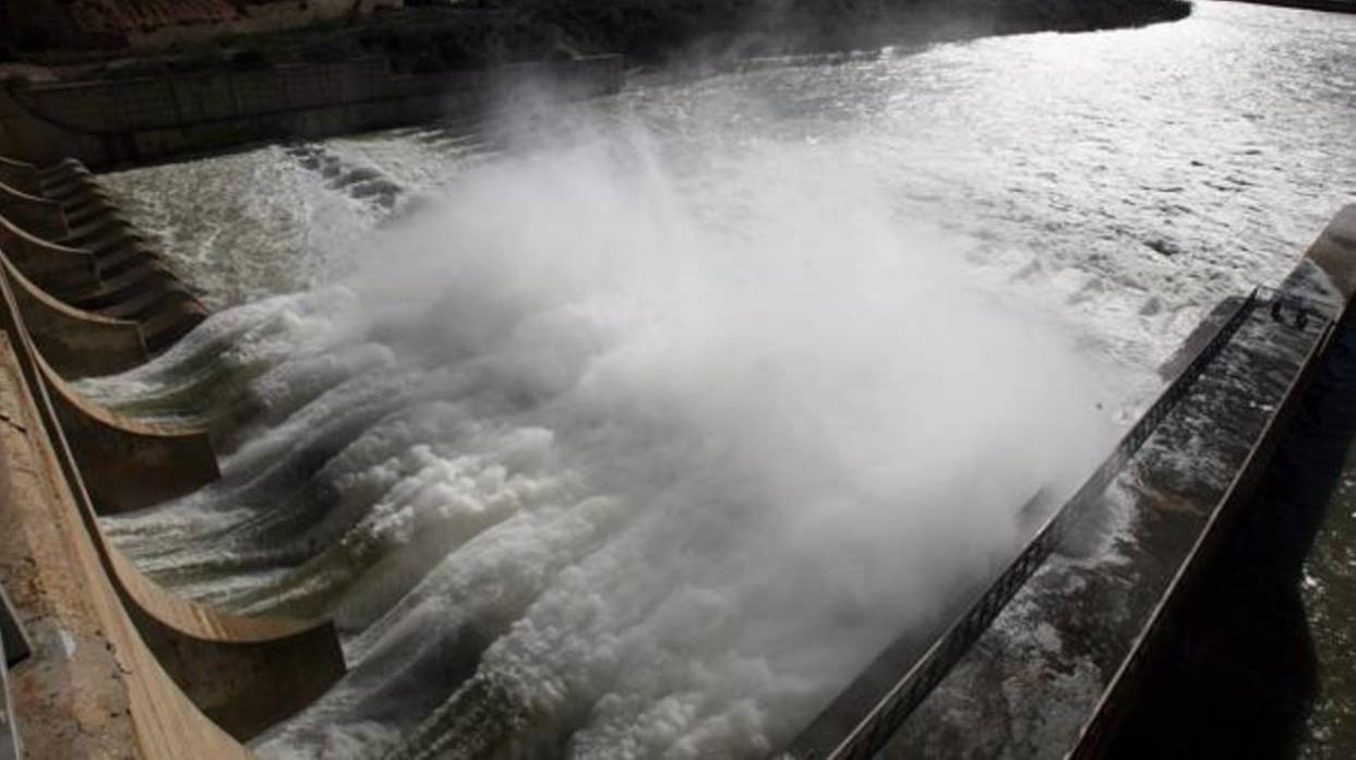 Desembalse de agua en un pantano