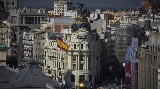 Un socavón de tamaño «considerable» entre Alcalá y Gran Vía corta el tráfico más de una hora