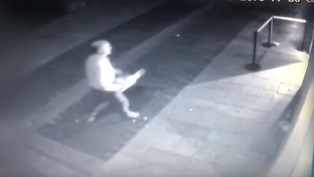 Vídeo: Un hombre genera el caos en Durango (Vizcaya) con una motosierra