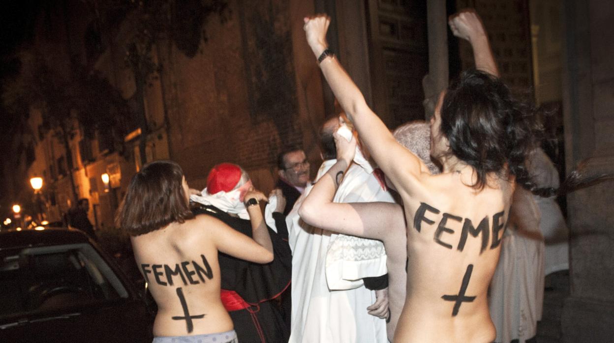 Dos activistas de Femen, en un ataque contra la Iglesia en Madrid