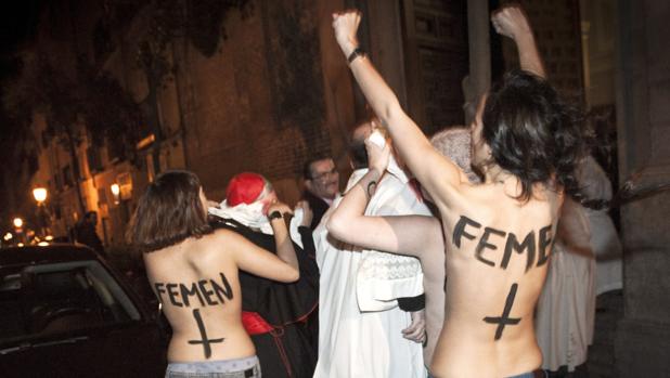 Un juez no ve ofensa en que dos Femen griten desnudas desde el altar de La Almudena
