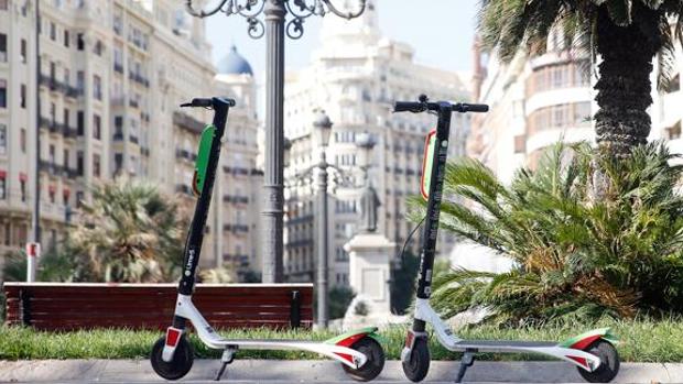 Cuatro hombres agreden a un joven hasta dejarlo inconsciente para robarle un patinete