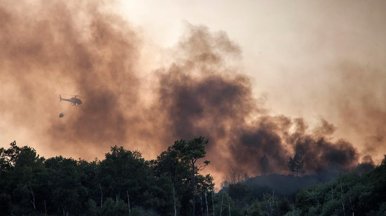 Tareas de extinción de un incendio el pasado agosto en Monterrei (Orense)
