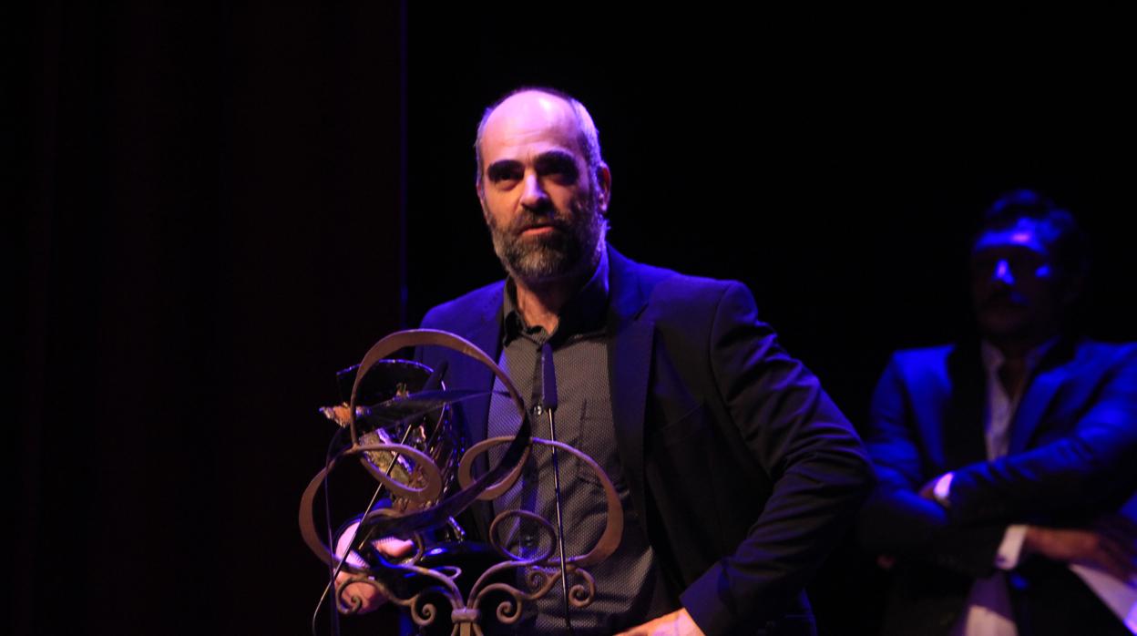 Luis Tosar durante la gala del festival Cibra y con la estatuilla «Toledo de cine» que le ha otorgado el certamen