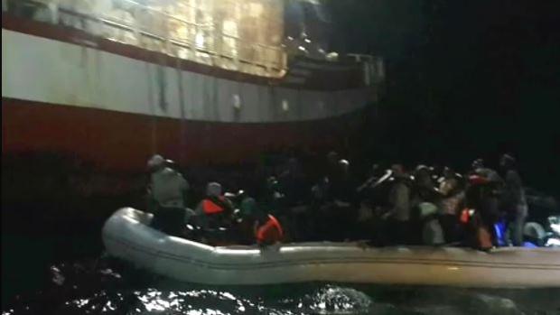 El capitán del barco que rescató a 12 inmigrantes en el mar: 'Tememos un motín y no podemos hacerle frente'