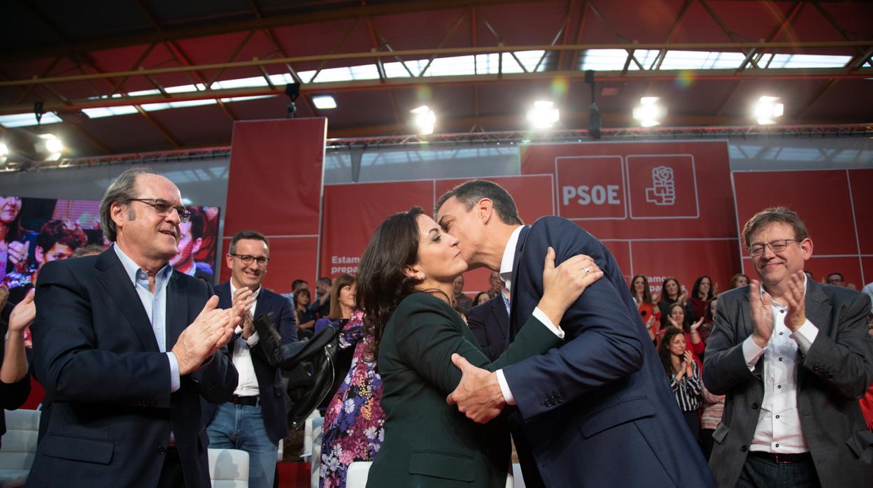 La candidata Conha Andreu junto a Pedro Sánchez