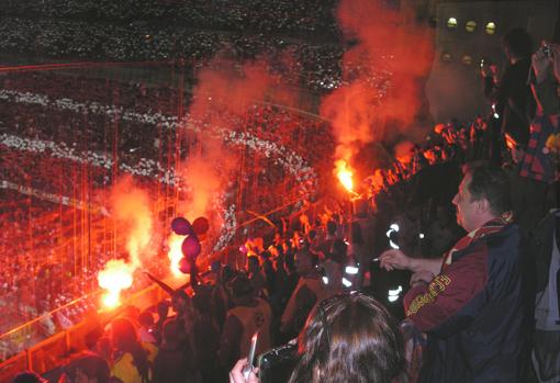 Ultras del Barça durante un partido en 2006