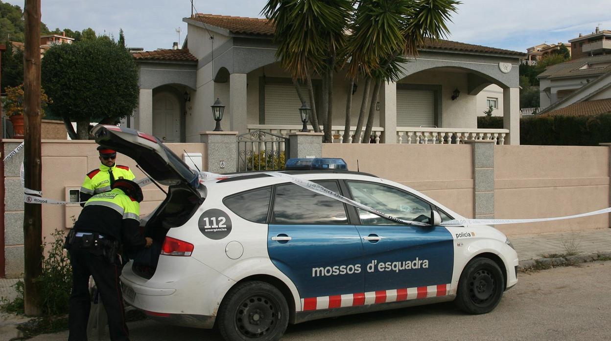 Agentes de los Mossos d'Esquadra durante una investigación policial